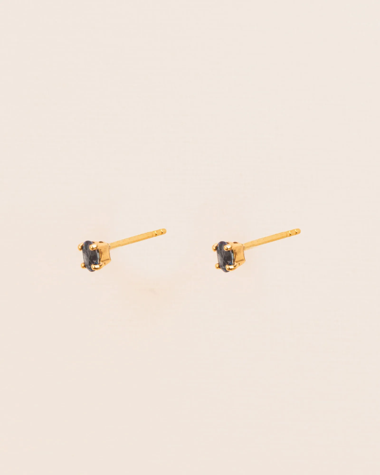 18K Gold Studs w. Blue Topaz