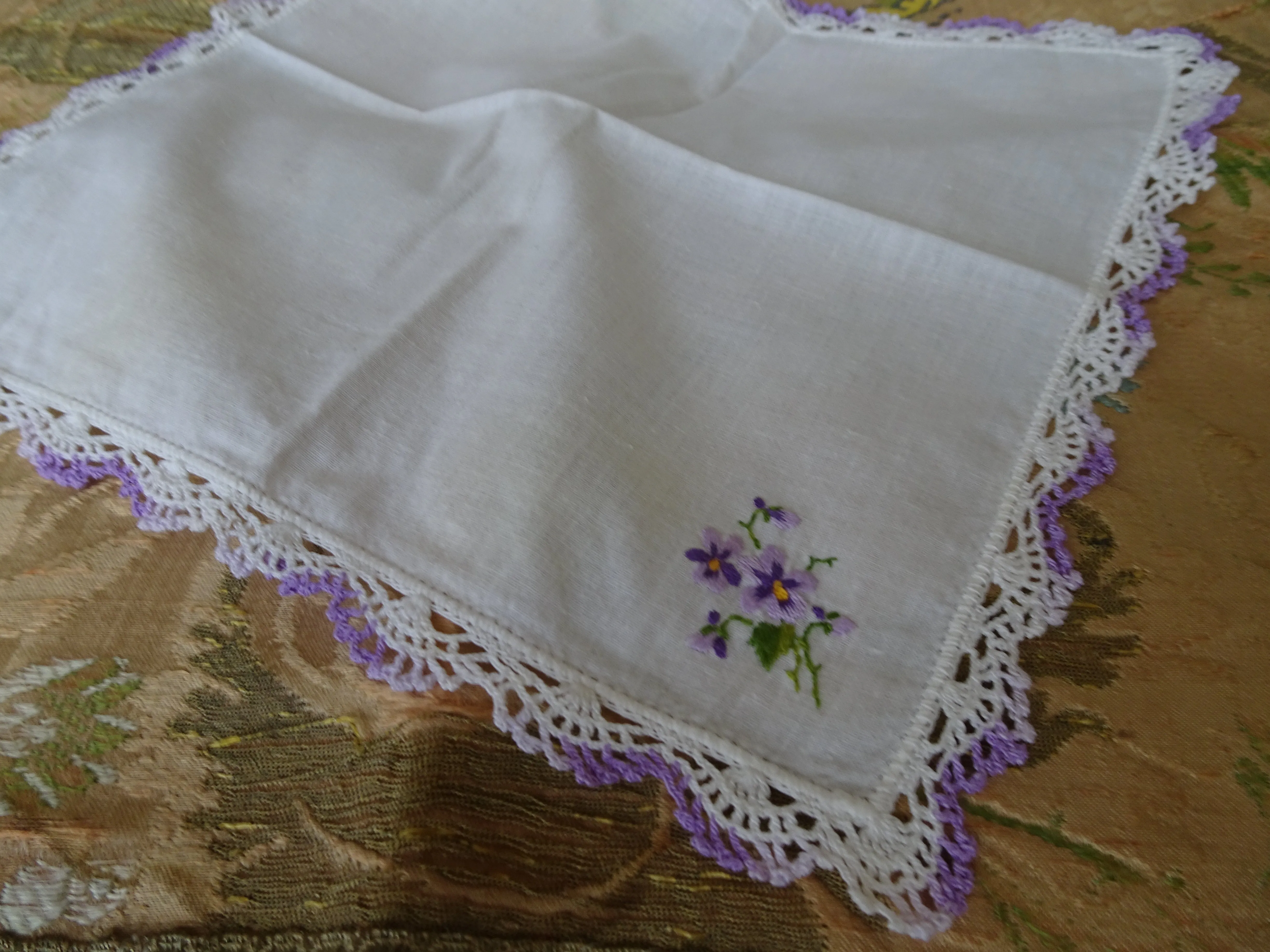 LOVELY Floral Embroidered Hankie,Vintage Handkerchief,Pansy Embroidery,Wedding Bridal Hanky Gifts,Collectible Hankies