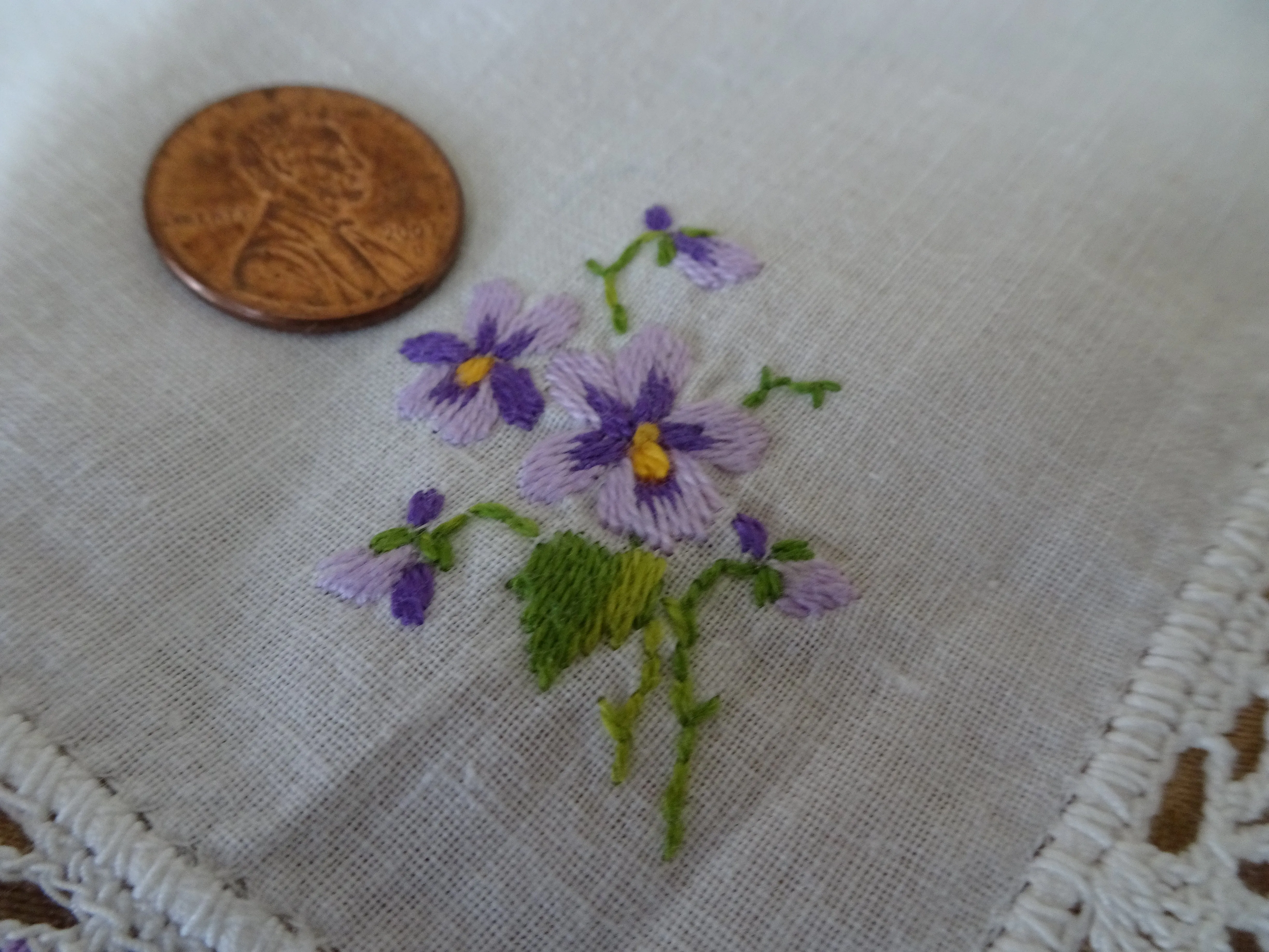 LOVELY Floral Embroidered Hankie,Vintage Handkerchief,Pansy Embroidery,Wedding Bridal Hanky Gifts,Collectible Hankies