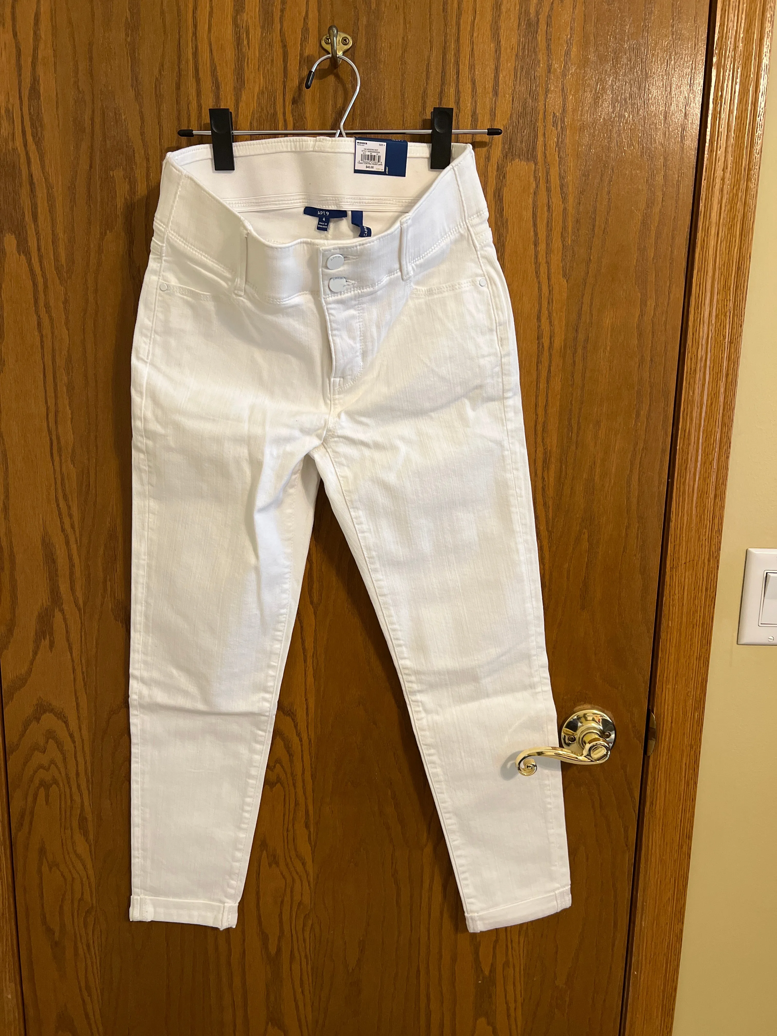 Size 4 NWT APT9 white denim capri pants - size Clothes S